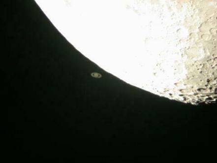 2001年10月8日　月と土星の大接近の写真