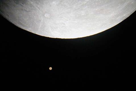 接近した火星と月の写真