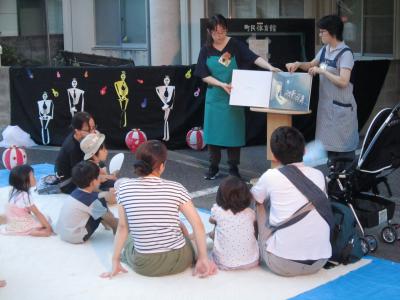 大型絵本の読み聞かせのようす