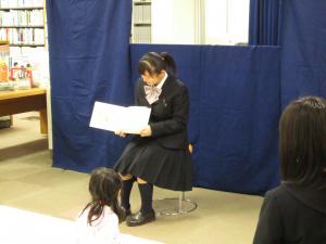 絵本の読み聞かせ