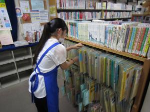 司書体験書架整理