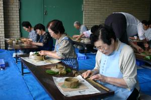 縄文土器づくりの様子